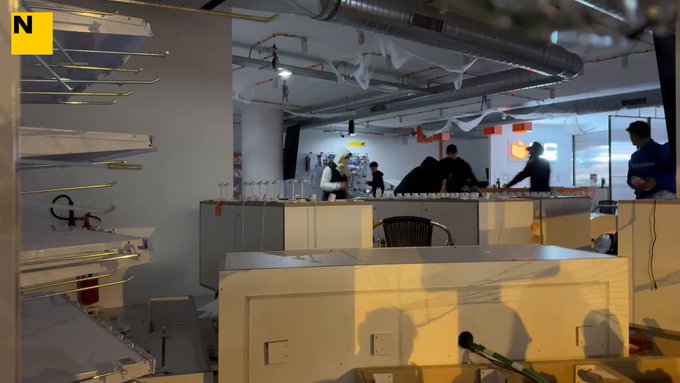 Encapuchados de importación explican en TikTok cómo han asaltado tiendas en Barcelona