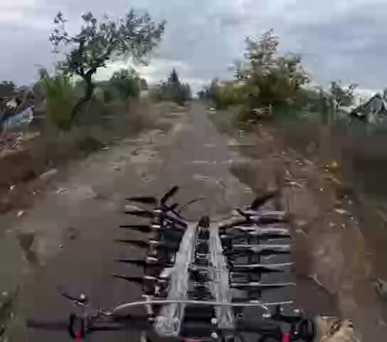No, este vídeo de un tipo llevando 7 drones atados en el frontal de la moto no forma parte de un juego postapocalíptico: es el frente en Ucrania.
