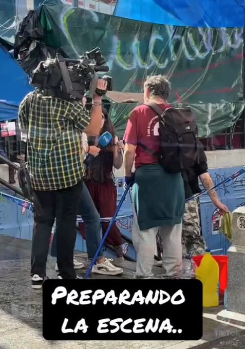 Así prepara RTVE la escena de la limpieza en la entrada del Metro.