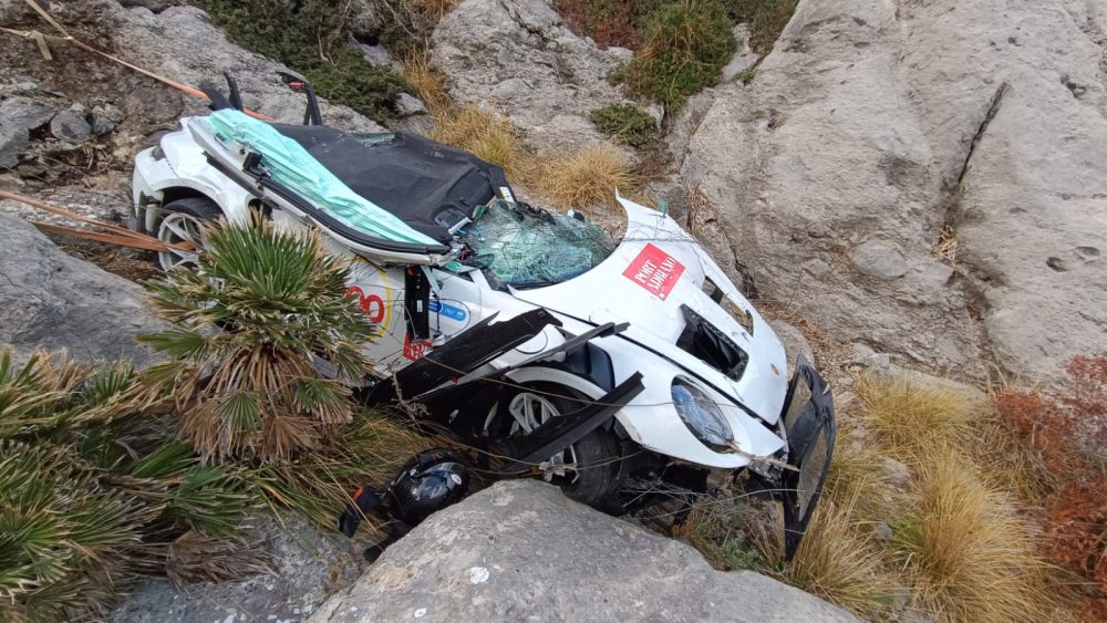 Así quedó el coche del alemán que ha perdido la vida durante un rallye en Mallorca.