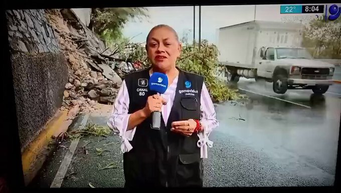 Una reportera narra un desprendimiento sin saber que la noticia importante la va a protagonizar ella en directo.