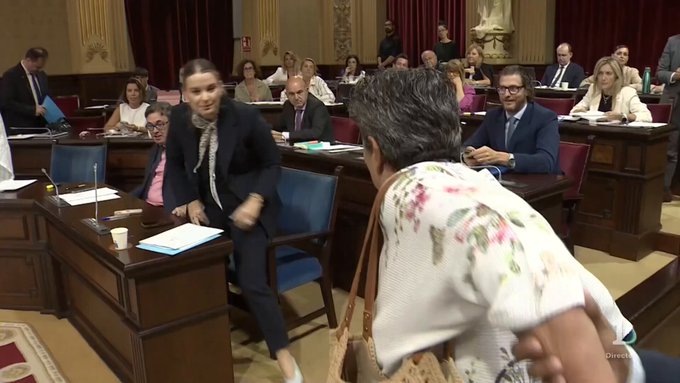 "La están utilizando": una mujer desahuciada quiere hablar directamente con la presidenta de Baleares mientras un diputado del PSOE intenta llevársela para que no hable.