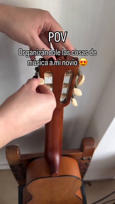 "Organizándole las cosas de música a mi novio"
