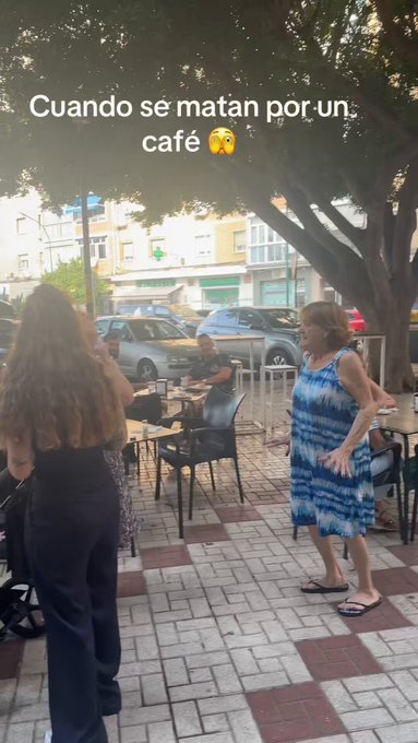 Dos señoras peleándose por un café sin música de Linkin Park.
