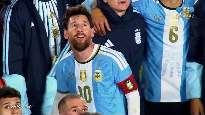 En el homenaje a Messi todos esperaban que el espectáculo de drones dibujase el 10 o la camiseta de Argentina, pero... apareció la publi de una aseguradora.