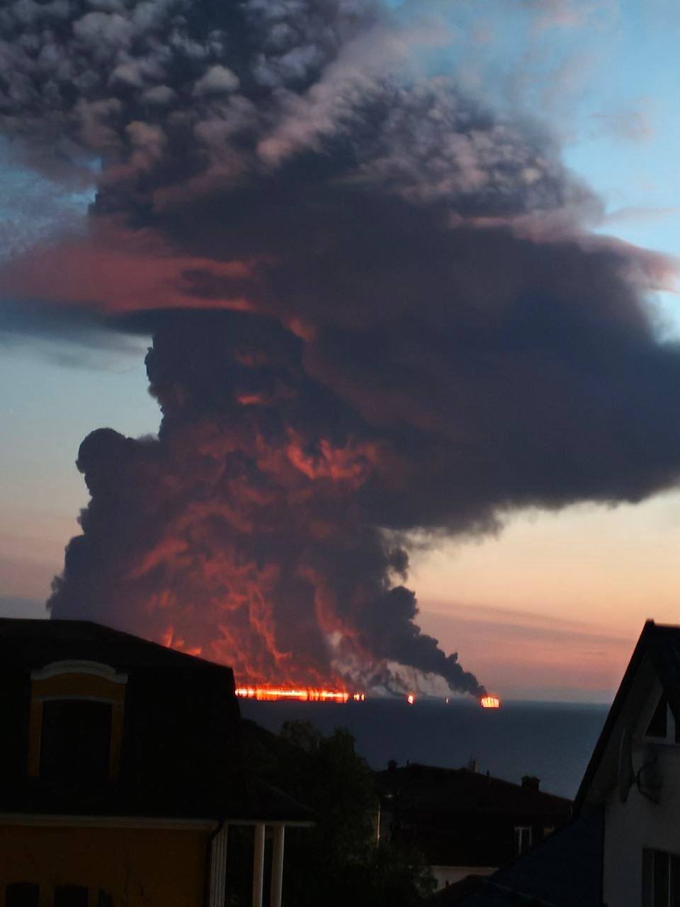 Ucrania acaba de atacar un petrolero, que ahora está ardiendo frente a la costa de Sochi en la región de Krasnodar de Rusia, con un enorme incendio y una columna de humo negro elevándose varios kilómetros.