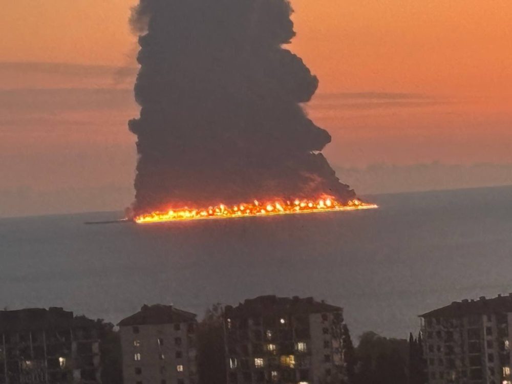 Ucrania acaba de atacar un petrolero, que ahora está ardiendo frente a la costa de Sochi en la región de Krasnodar de Rusia, con un enorme incendio y una columna de humo negro elevándose varios kilómetros.