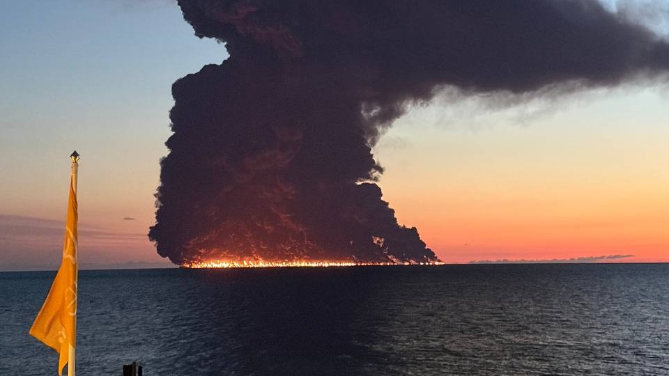 Ucrania acaba de atacar un petrolero, que ahora está ardiendo frente a la costa de Sochi en la región de Krasnodar de Rusia, con un enorme incendio y una columna de humo negro elevándose varios kilómetros.