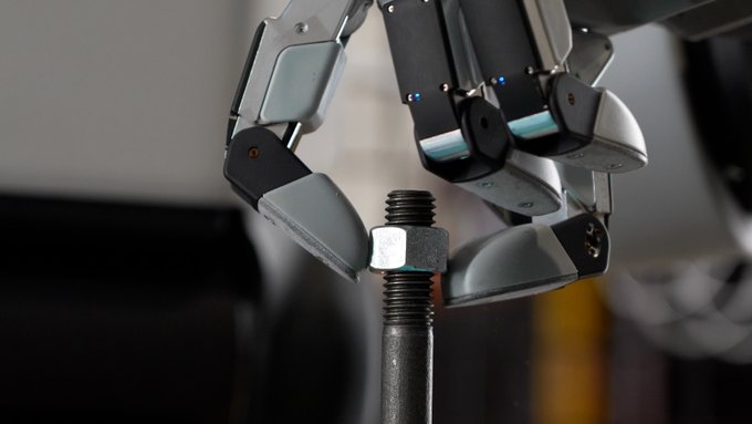 El robot humanoide Atlas de Boston Dynamics estrena manos con 4 dedos.