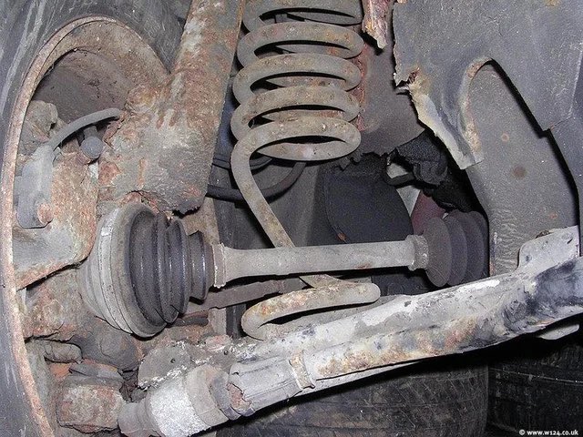 ¿Sabías que Mercedes creó un W124 tracción a las 4 ruedas y para hacerlo posible los palieres tenían que pasar por el muelle?