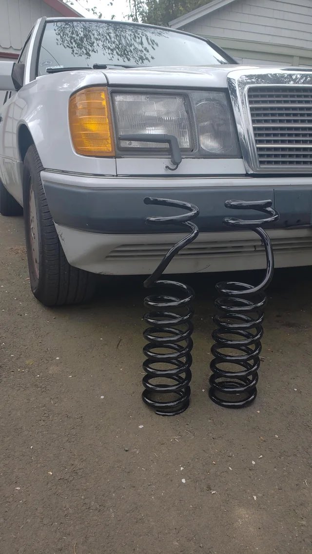 ¿Sabías que Mercedes creó un W124 tracción a las 4 ruedas y para hacerlo posible los palieres tenían que pasar por el muelle?