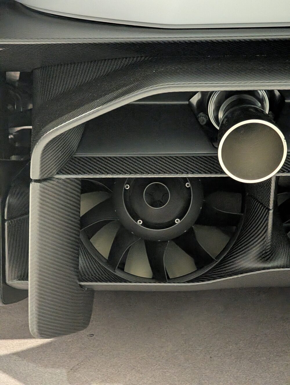 Esto es lo que ves cuando una empresa más vanguardista de cohetes (SpaceX) colabora con la empresa más vanguardista de coches eléctricos (Tesla)