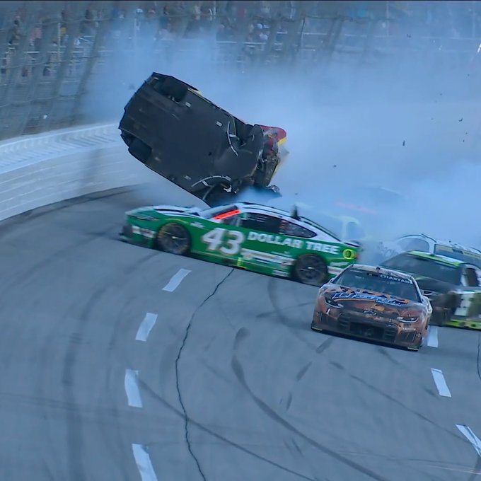 Los de la NASCAR cruzando la línea de meta.