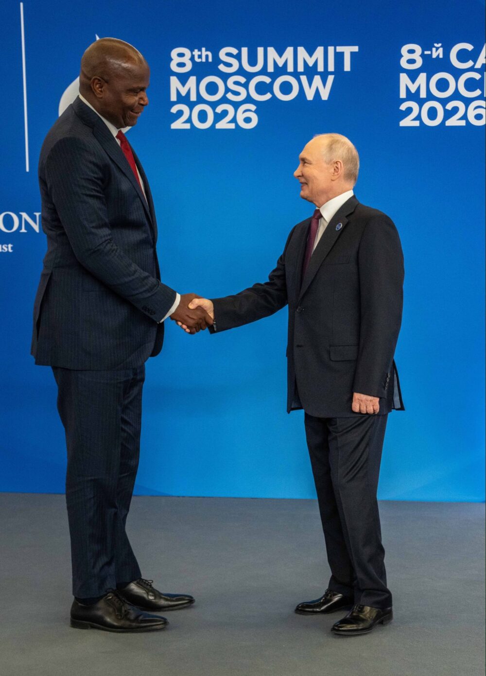 EL presidente de Mozambique, Daniel Chapo, saluda a Vladimir Putin en el Summit Moscow 2026.