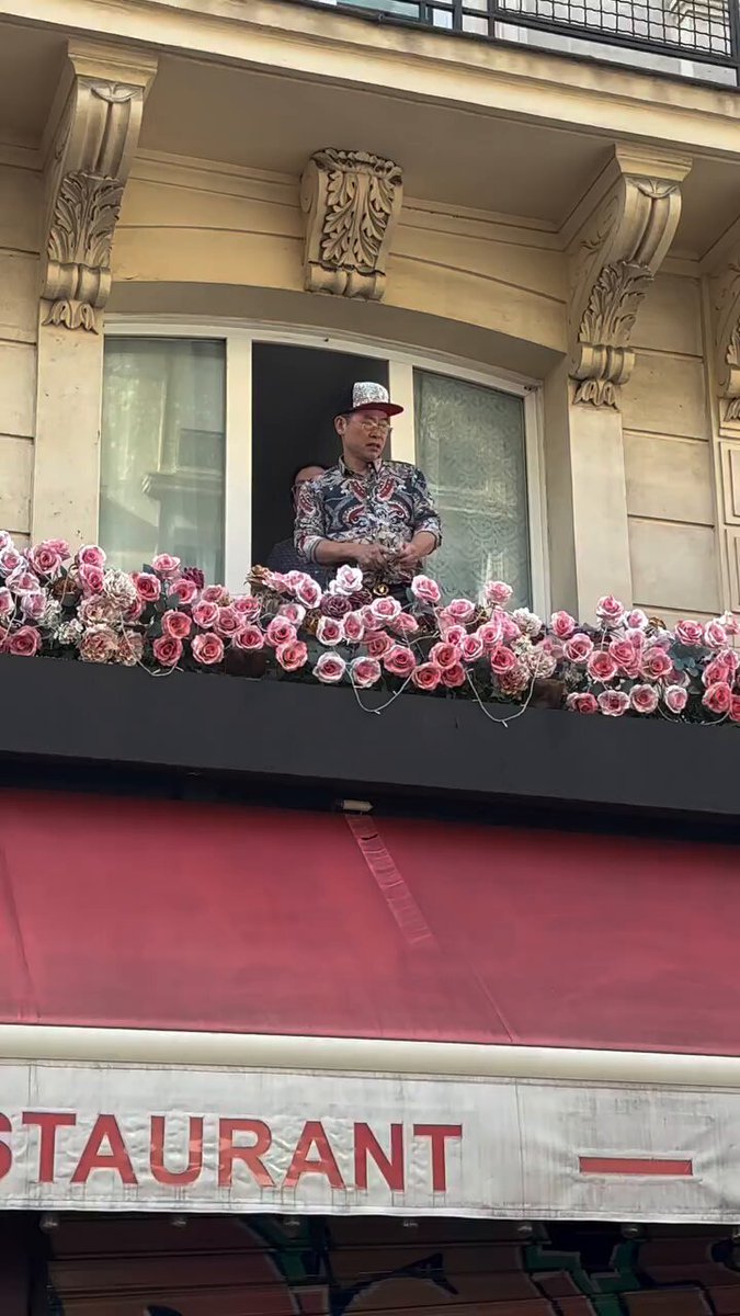 Comerciante asiático en Francia echa perfume a los saqueadores que tratan de irrumpir en su restaurante.