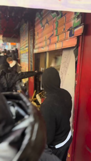 Comerciante asiático en Francia echa perfume a los saqueadores que tratan de irrumpir en su restaurante.