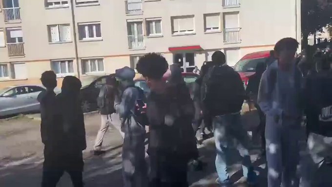 En Rennes, la activista antifa, Marie Mesmeur, es atacada e insultada por jóvenes de origen africano; varios coches, incluido el de la activista, fueron destruidos por los inmigrantes: "En nombre de Alá, cállate la boca, perra"