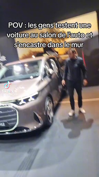 Un niño daña accidentalmente un Mercedes nuevo durante el Salón Mundial del Automóvil