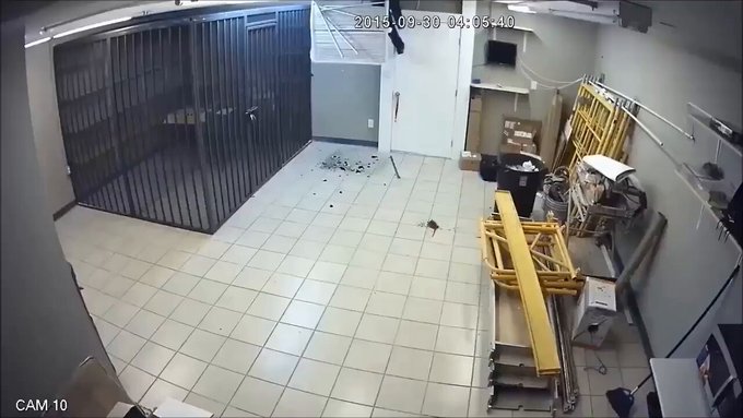 El dueño de una tienda estaba cansado de sufrir robos, así que creó una trampa de solo entrada con apariencia de salida.