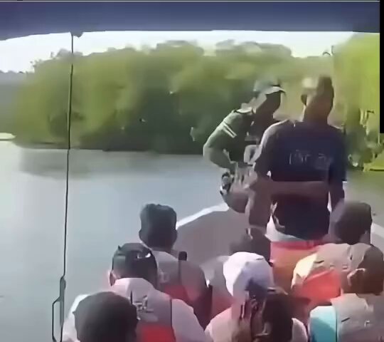 Un guía asegura a los turistas que van a poder escuchar el canto de las sirenas.