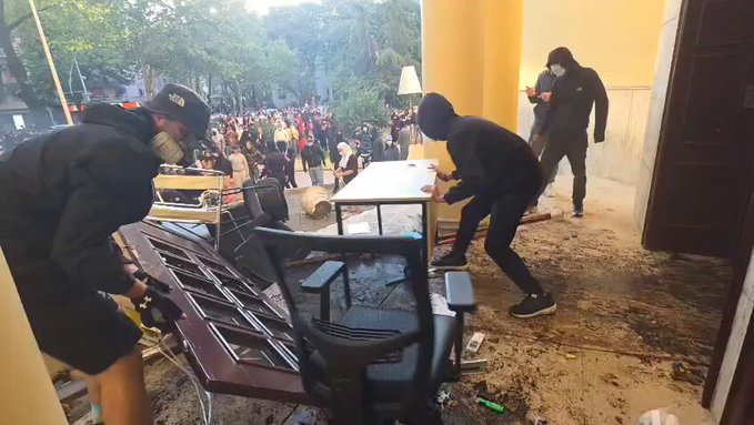 Destrozan el Ministerio de Economía y queman el Tribunal Supremo de Albania.