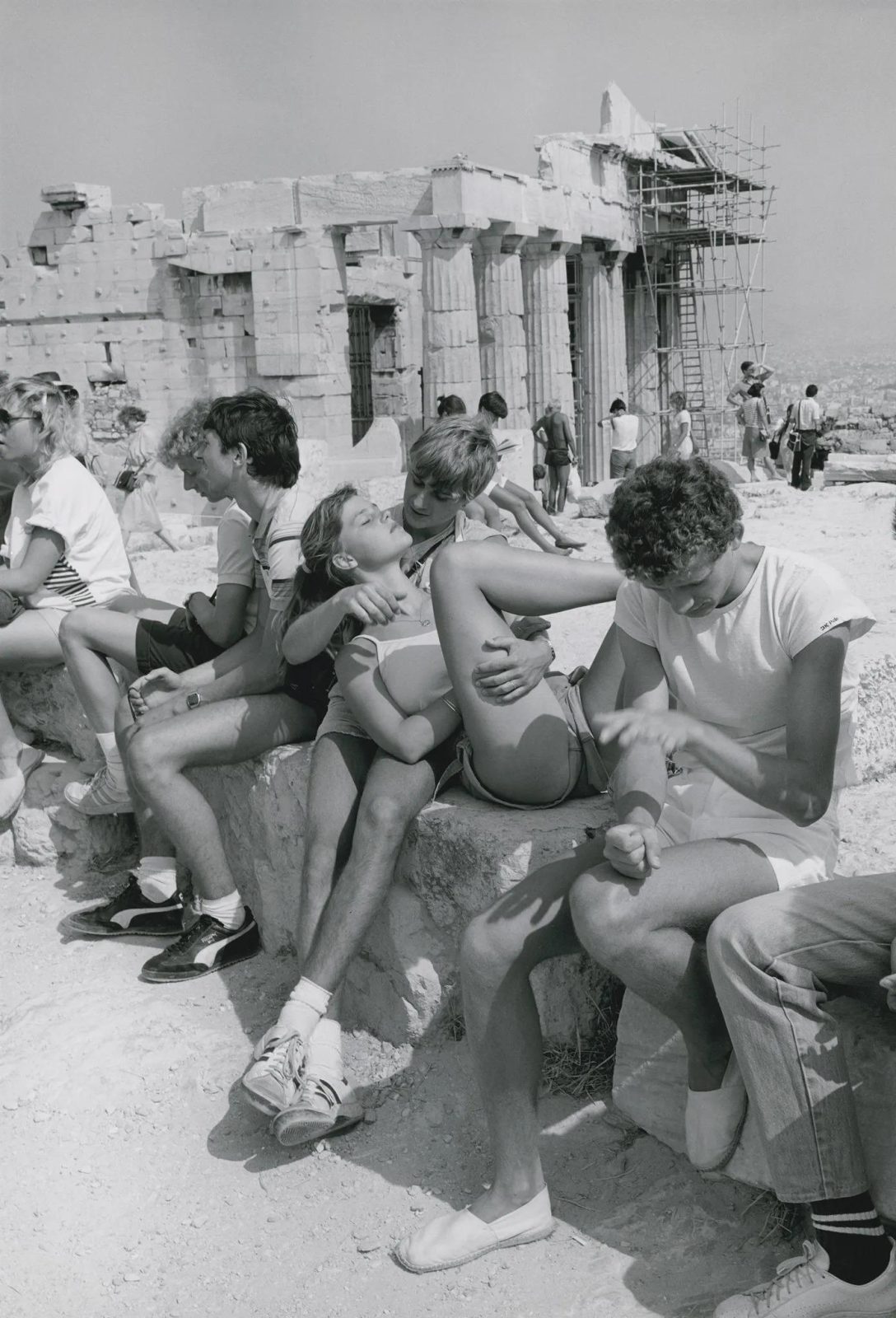 Turistas en verano en la Acrópolis de Atenas, años 80