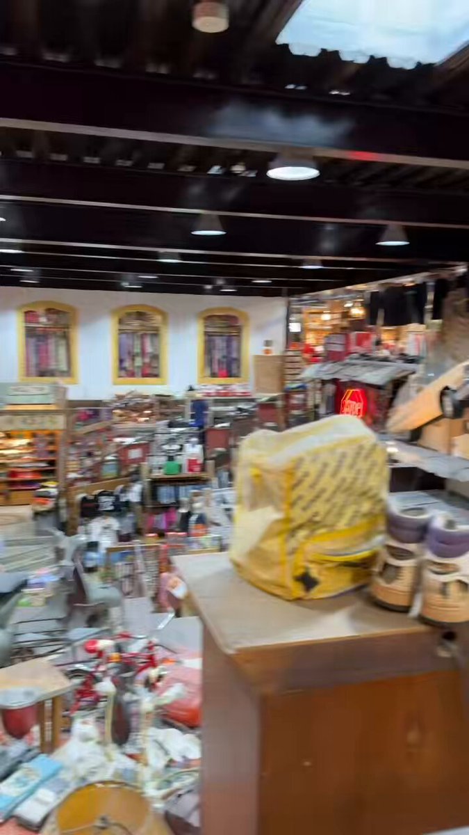 Me van a tener que explicar cómo han llegado esas chaquetas a una tienda de Japón