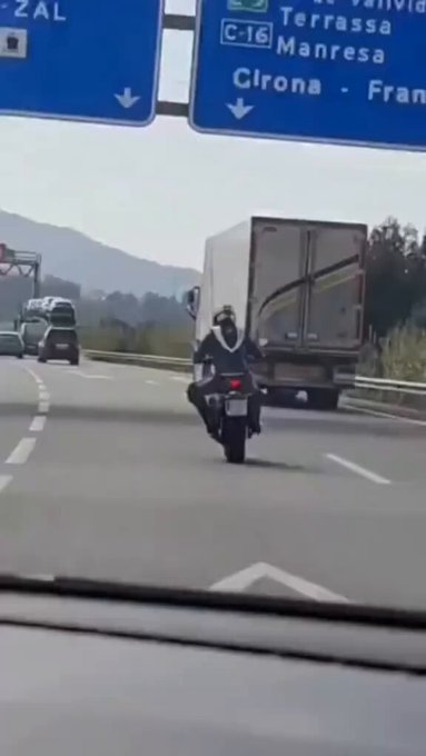 La habilidad para pilotar le persigue, pero él es más rápido.