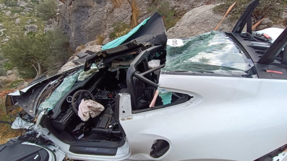 Así quedó el coche del alemán que ha perdido la vida durante un rallye en Mallorca.