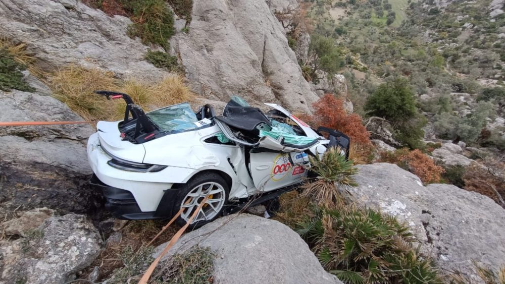 Así quedó el coche del alemán que ha perdido la vida durante un rallye en Mallorca.