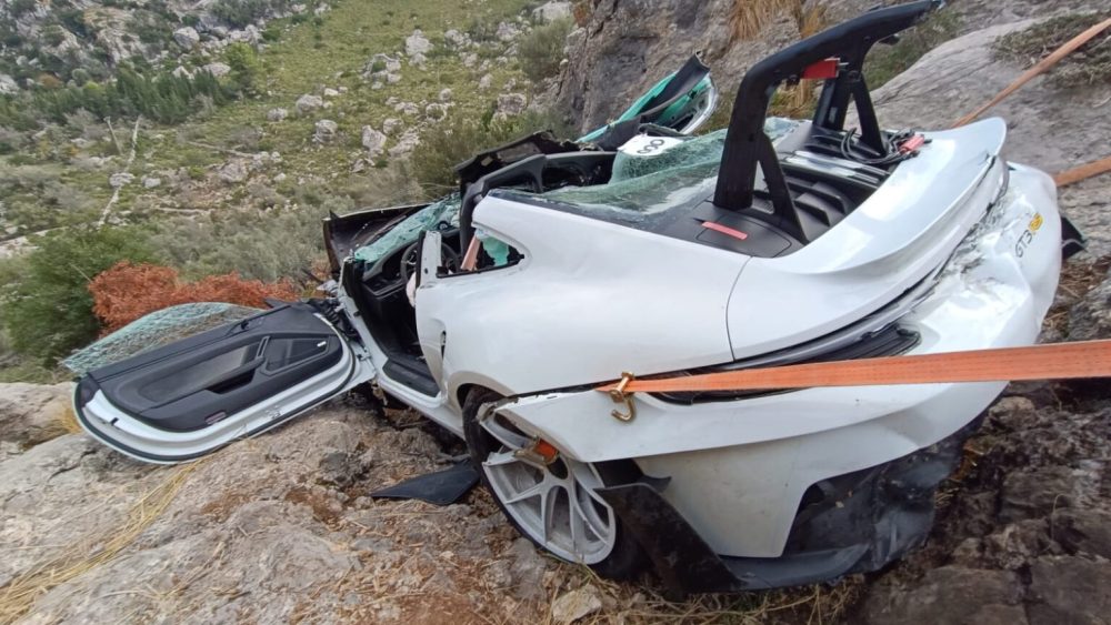 Así quedó el coche del alemán que ha perdido la vida durante un rallye en Mallorca.