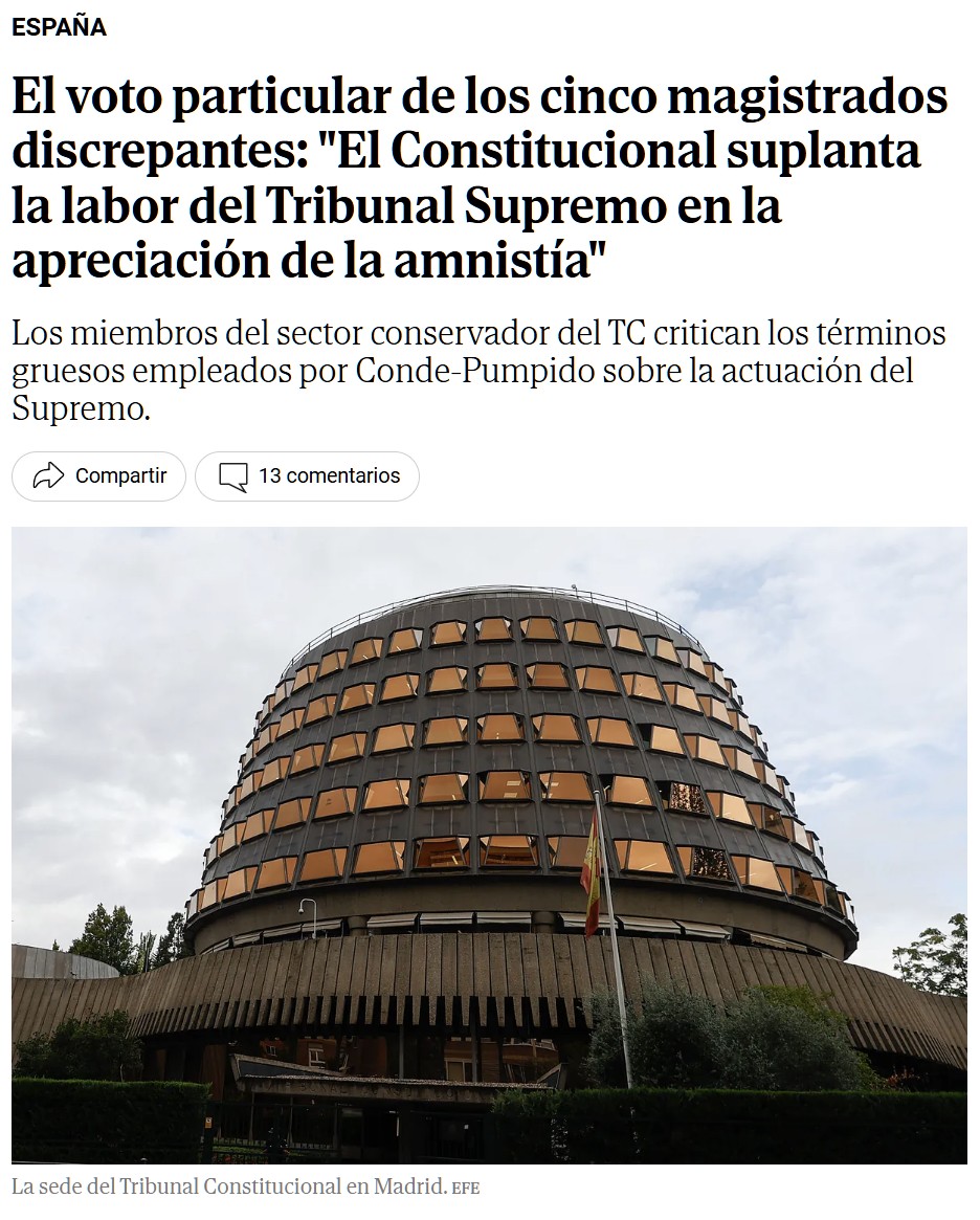 Perro se está cаgаndo dentro para que el que venga detrás se encuentre todo el mojonazo.