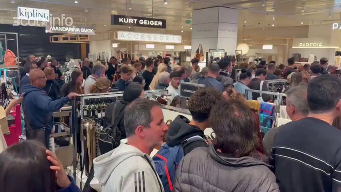 Los altercados en Barcelona obligan a cerrar El Corte Inglés de Plaça Catalunya con clientes dentro.