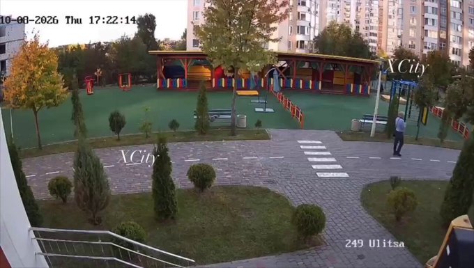 Ucrania: un hombre escapa décimas de segundo antes de que un dron ruso impactara sobre él.