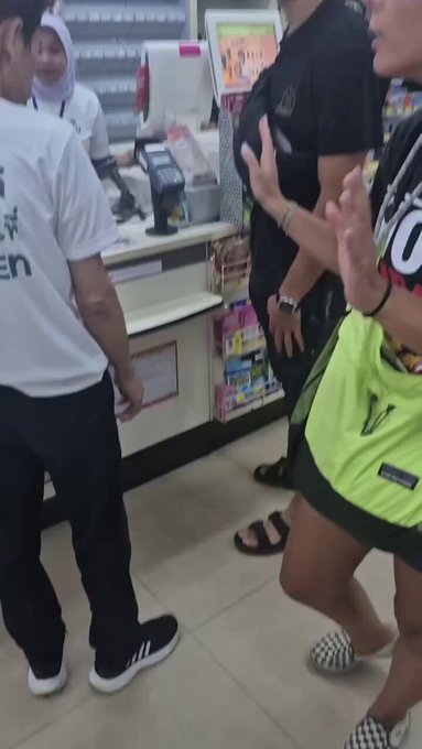 Pillote robando en un Seven Eleven tailandés: "Igual estáis acostumbrados a hacerlo en vuestro país, pero no podéis hacerlo en Tailandia".