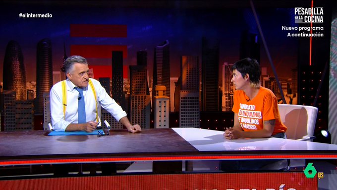 Un tío con 20 pisos entrevistando a la portavoz del Sindicato de Inquilinas sobre la importancia de frenar la especulación inmobiliaria.