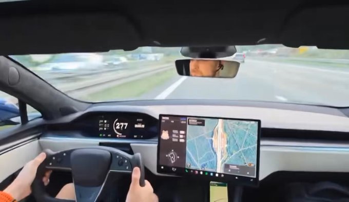 Revienta un neumático de su Tesla Model S Plaid mientras circulaba a 286km/h