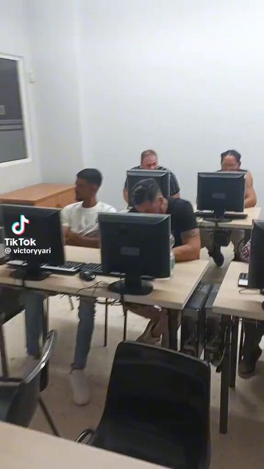 Un tío monta el espectáculo en un curso para recuperar los puntos del carnet.