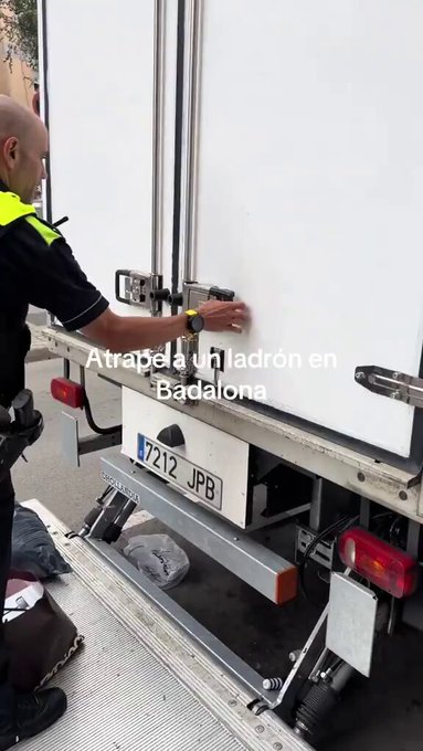 Entra a robar un camión en Badalona y el camionero le encierra hasta que llega la policía