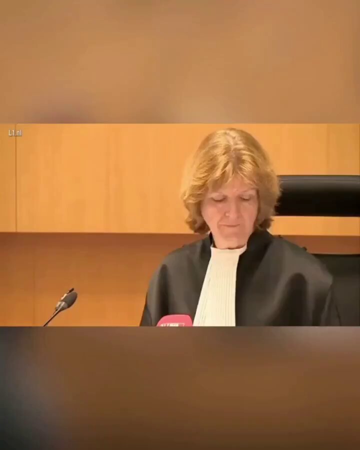 Un padre le lanza una silla al juez después de que el conductor que mató a su hija de 2 años y a sus dos abuelos fuera condenado a solo 120 horas de servicios comunitarios