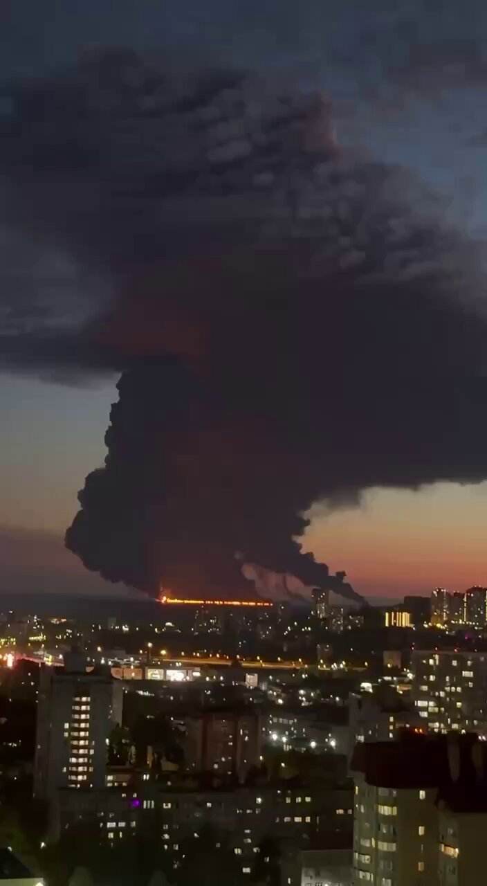 Ucrania acaba de atacar un petrolero, que ahora está ardiendo frente a la costa de Sochi en la región de Krasnodar de Rusia, con un enorme incendio y una columna de humo negro elevándose varios kilómetros.