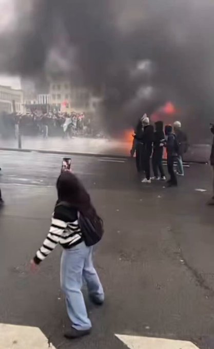 Los jóvenes inmigrantes de segunda y tercera generación se han unido hoy a Antifa en Bruselas y están enfrentándose con la policía antidisturbios belga.