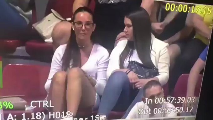 Aún no sabemos lo que le estaba contando esta mujer a su amiga...