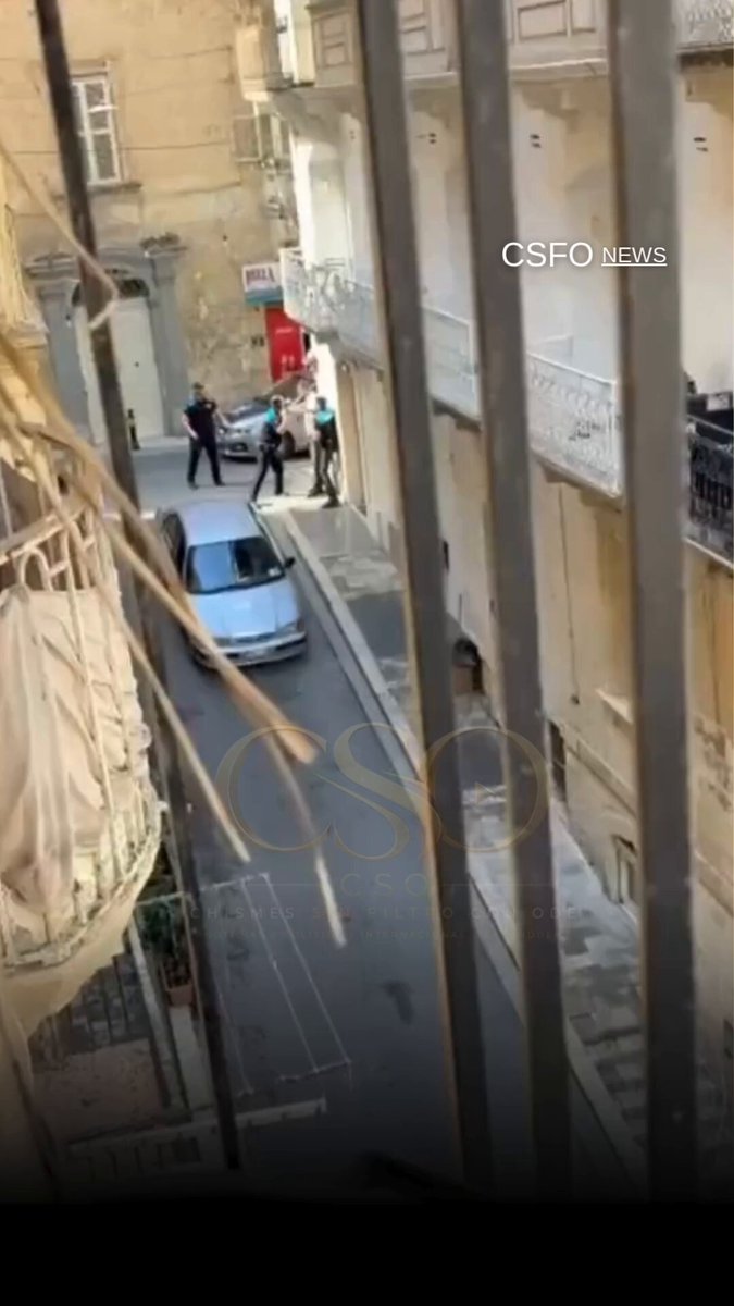 Un hombre fuera de sí ataca a tres policías en La Valeta.