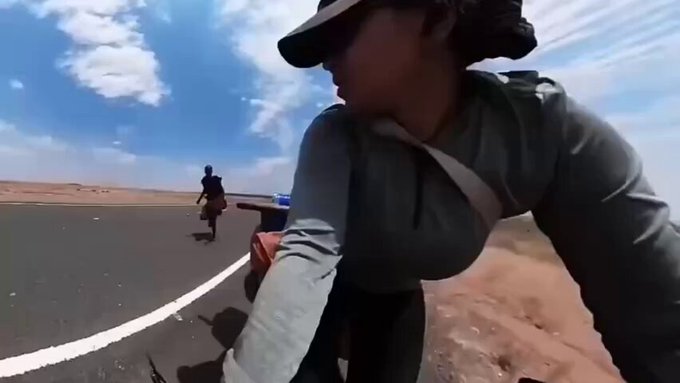 Una mujer que recorre África en bicicleta sola fue perseguida por un hombre con un machete en Kenia.