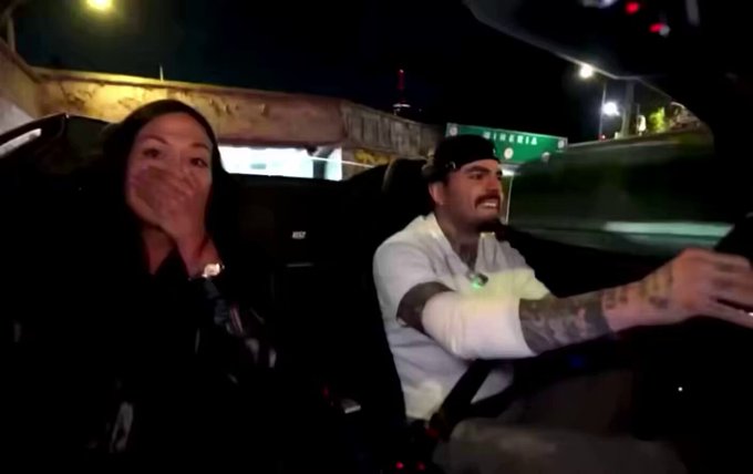 El streamer mexicano Adriano Zendejas "Shifu" daña el lamborghini que había alquilado después de sentir dañado su orgullo por la chica que iba en el asiento del copiloto.
