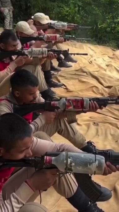¿Sabéis por qué los indios colocan una botella atada a las AK47 durante sus entrenamientos militares?
