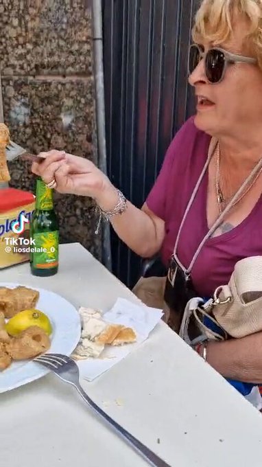 Una charo colapsa al comprobar que los calamares que ha pedido no le entran en la boca.
