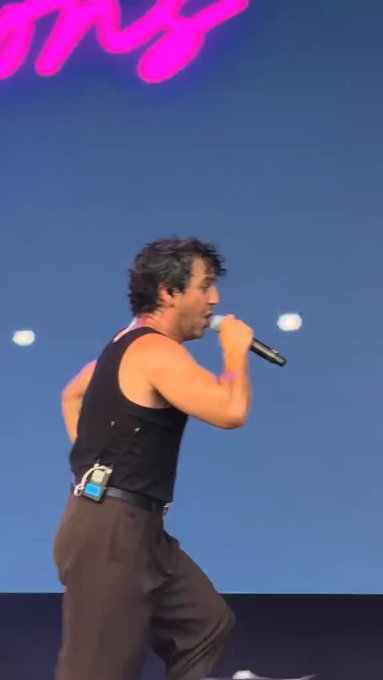 Se cree Freddie Mercury y está cantando algo más demigrante que el chiquichiqui.