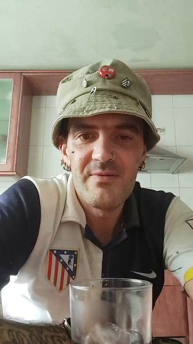 Un yonki se mofa de los currantes que madrugan para pagarle la paga